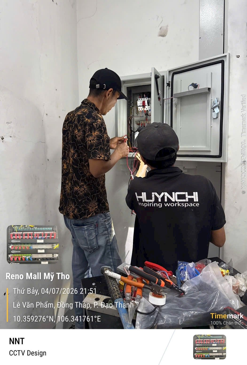 Kỹ thuật viên làm việc với tủ điện và hệ thống cáp
