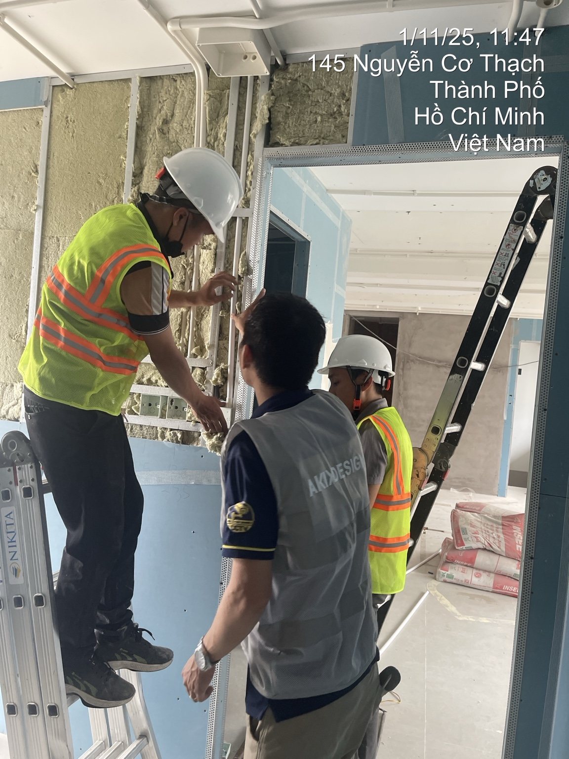 Kỹ thuật viên lắp đặt đường ống và hệ thống kỹ thuật