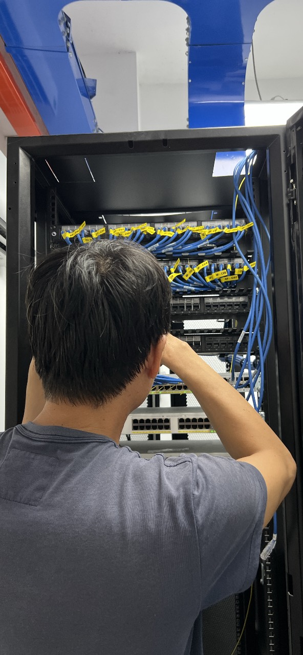Đội ngũ kỹ thuật làm việc với thiết bị mạng